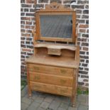 Late Victorian chest of drawers / dressi