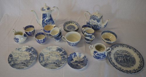 Blue & white ceramics including teapots,
