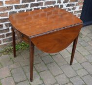 Georgian oval mahogany Pembroke table