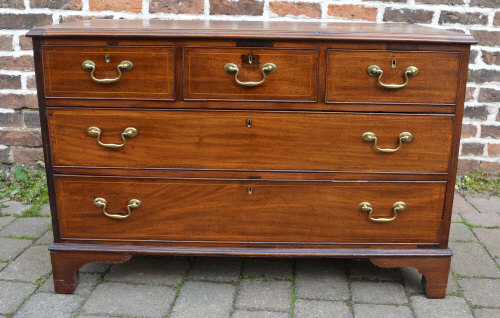Georgian chest of drawers with swan neck