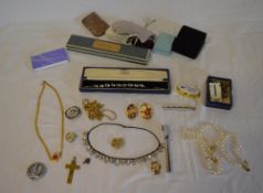 Costume jewellery including brooches, sy