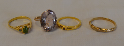 9ct gold ring & 3 costume jewellery ring