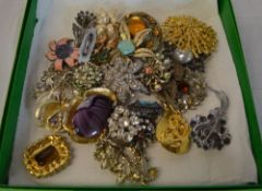 Various costume jewellery brooches