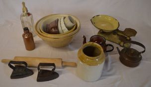 Kitchenalia including mixing bowls, weig