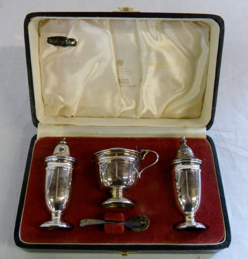 Cased silver condiment set Sheffield 196