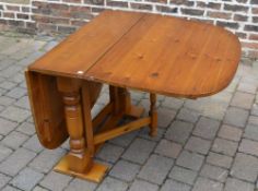 Pine gate leg table