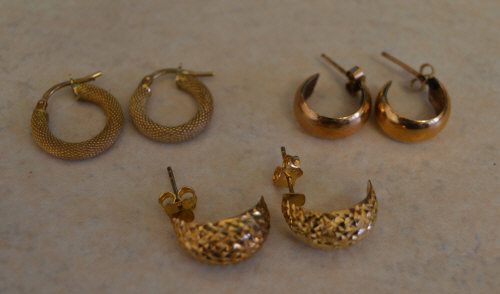 3 pairs of 9ct gold earrings, total weig