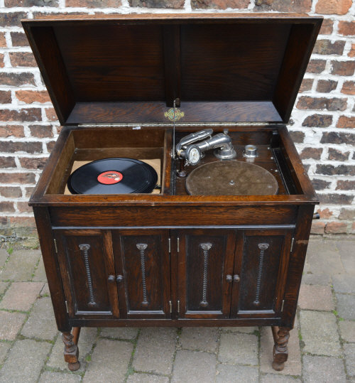 Gilbert gramophone in oak cabinet