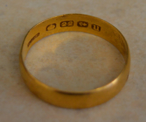 22ct gold wedding band, total weight 3g