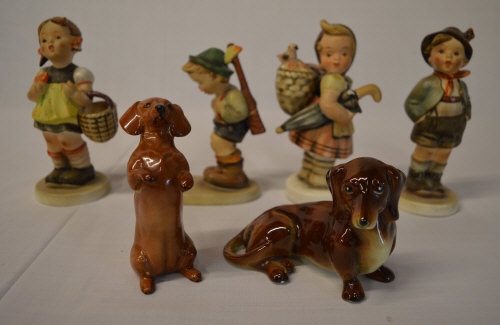 4 Hummel figures and 2 ceramic dog figur