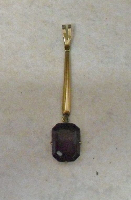 9ct gold pendant with an emerald cut ame