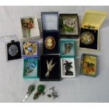 Assorted costume brooches