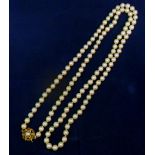 Cultured pearl necklace with 9ct gold cl