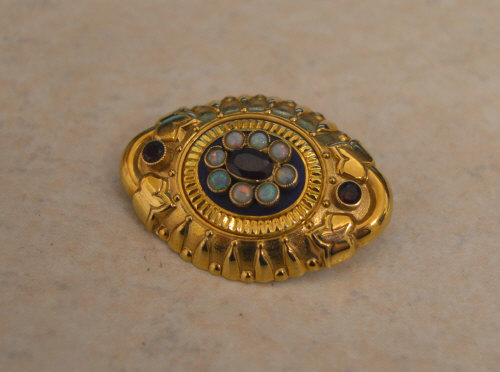 9ct gold scarab style brooch with opal &