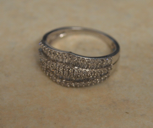 9ct white gold diamond chip ring, ring s