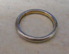 18 ct gold ring with possibly platinum c