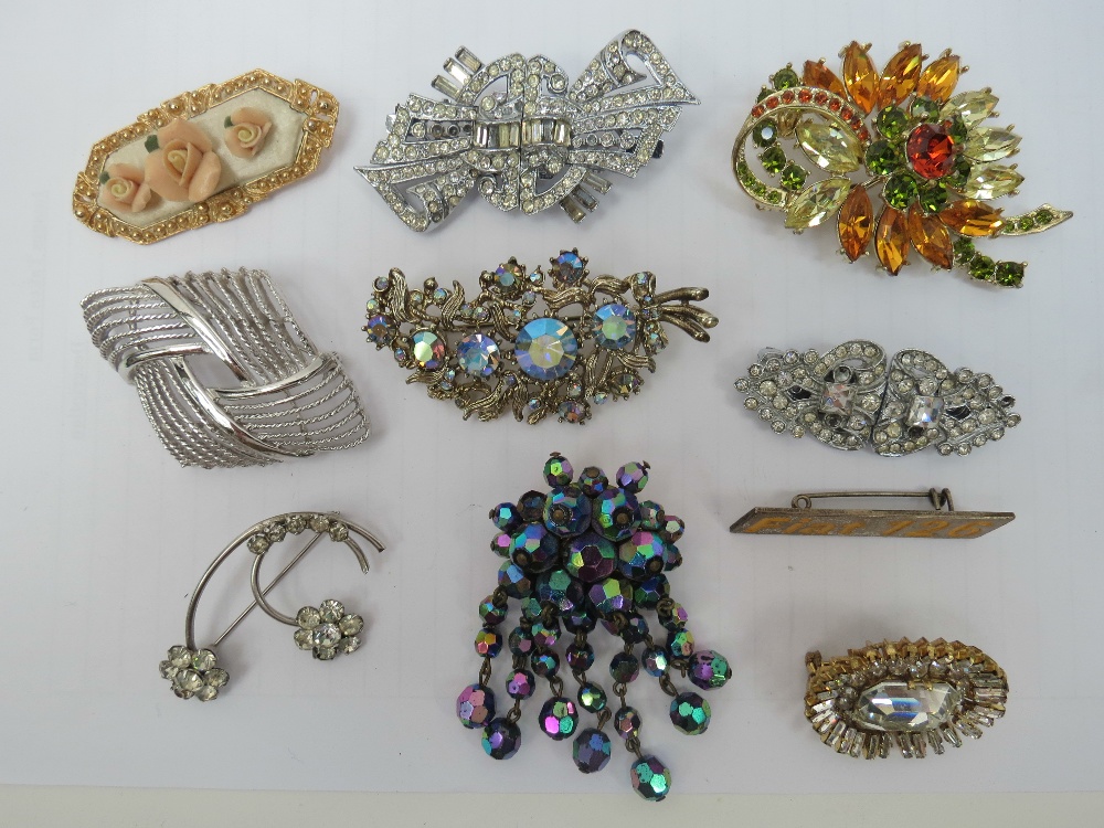 A collection of costume brooches. Ten it - Image 2 of 2