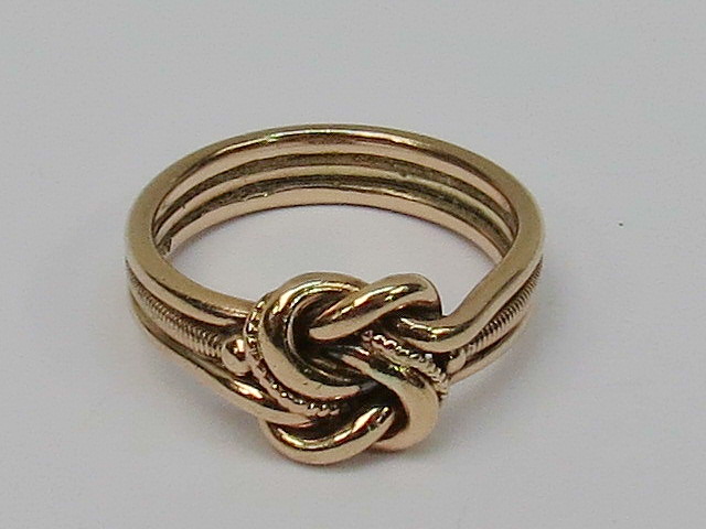 A 9ct hallmarked 3 strand knot ring 6.3