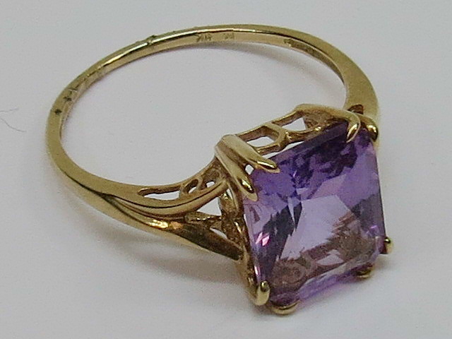 A cushion cut amethyst single stone ring