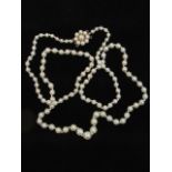 A graduated row of cultured pearls 61cm