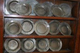 A SET OF SEVENTEEN PEWTER PLATES