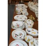 A LARGE COLLECTION OF WORCESTER EVESHAM DINNER WARES