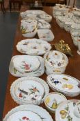 A LARGE COLLECTION OF WORCESTER EVESHAM DINNER WARES
