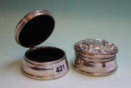 A PAIR OF SILVER DRESSING TABLE JARS WITH REPOUSSE COVERS, DATED B'HAM 1972 TOGETHER WITH A SILVER