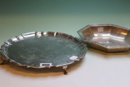 A SILVER SALVER ON SHORT HOOF FEET, CHESTER 1919, 17ozs TOGETHER WITH A SILVER OCTAGONAL DISH WITH