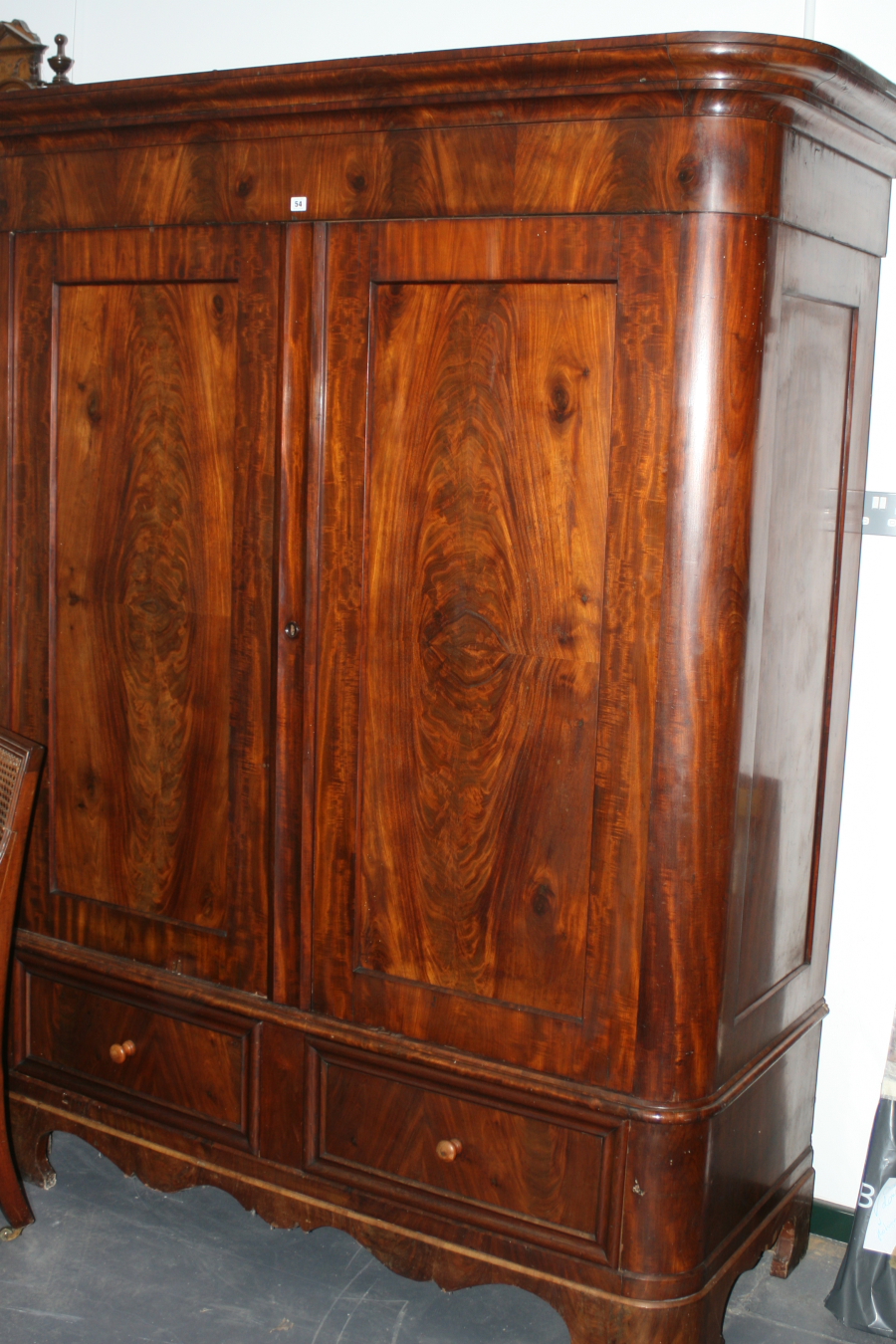 A VICTORIAN LARGE MAHOGANY WARDROBE