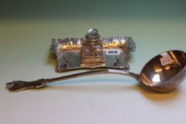 A LATE VICTORIAN SILVER INKSTAND FITTED WITH RECIEVER. LONDON 1899. WILLIAM TOMYNS. 20 cms WIDTH