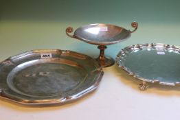 A CONTINENTAL WHITE METAL DINNER PLATE 29cms DIAMETER TOGETHER WITH A SILVER SALVER ON THREE DEEP