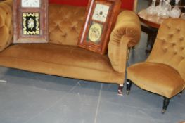 A LATE VICTORIAN BUTTON BACK CHESTERFIELD SETTEE TOGETHER WITH A SILMILAR TUB ARMCHAIR AND A