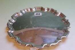 A MODERN PLAIN SILVER SALVER ON THREE SHORT SCROLLED FEET. SHEFFIELD 1993 17ozs