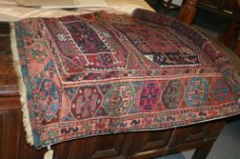 AN ANTIQUE TURKISH YAROUK RUG, 164 x 123 CM