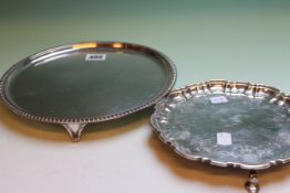 A SILVER SALVER ON THREE SHORT SPLAYED FEET, LONDON 1940, 18ozs TOGETHER WITH A SMALLER SILVER