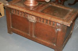 A SMALL EARLY 18TH.C.OAK PANEL COFFER