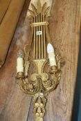 AN EARLY 20TH.C.CARVED GILTWOOD WALL LIGHT