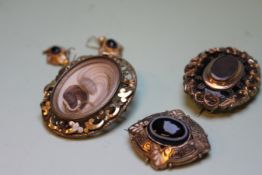 A VICTORIAN GILT MOUNTED SARDONYX BROOCH AND A PAIR OF DROP EARRINGS TO MATCH TOGETHER WITH TWO