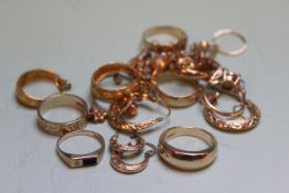 VARIOUS JEWELLERY COMPRISING EARRINGS, WEDDING BANDS, BRACELET,ETC. TOTAL WEIGHT APPROX.