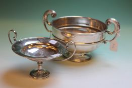 A SILVER TWO HANDLED ROSE BOWL, LONDON 1908. APPROX.17ozs TOGETHER WITH A SILVER TWO HANDLED