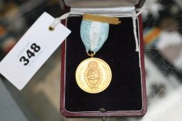 18ct gold Argentinian Ministerio de Marina medal, presented to Reginald E. Terry 1951-53, marked 18k