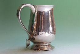 A George III silver tankard with handle, London 1784, maker William Sumner, 8ozs