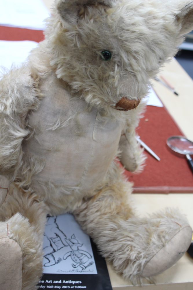 A large early 20th Century plush teddy bear. - Bild 4 aus 10