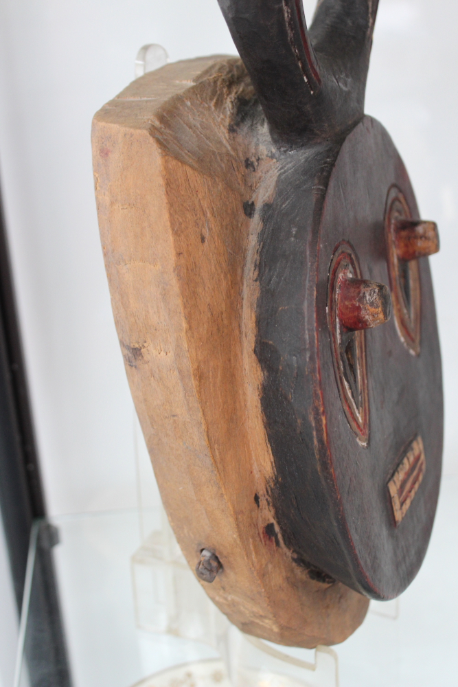 A carved and polychrome tribal ceremonial mask with horn crest, possibly African. - Image 11 of 13