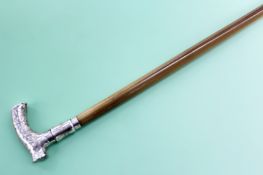 A rhinoceros horn riding crop with horn handle and silver coloured mount. 54cm long.
N.B.Non EU