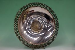 Stuart Devlin: a silver shallow bowl with pierced border, raised centre, dated London 1977.  33cm