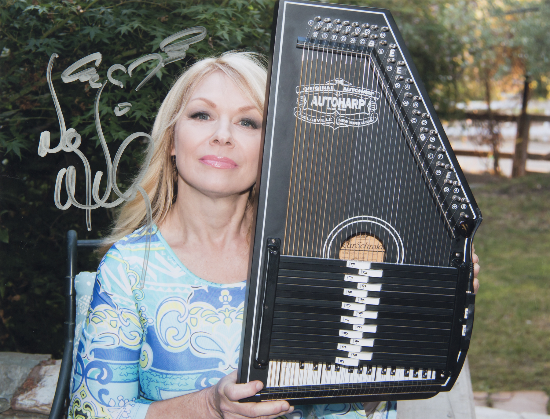 NANCY WILSON OSCAR SCHMIDT AUTOHARP A handcrafted Oscar Schmidt autoharp in black, model OS-73B, - Image 2 of 2