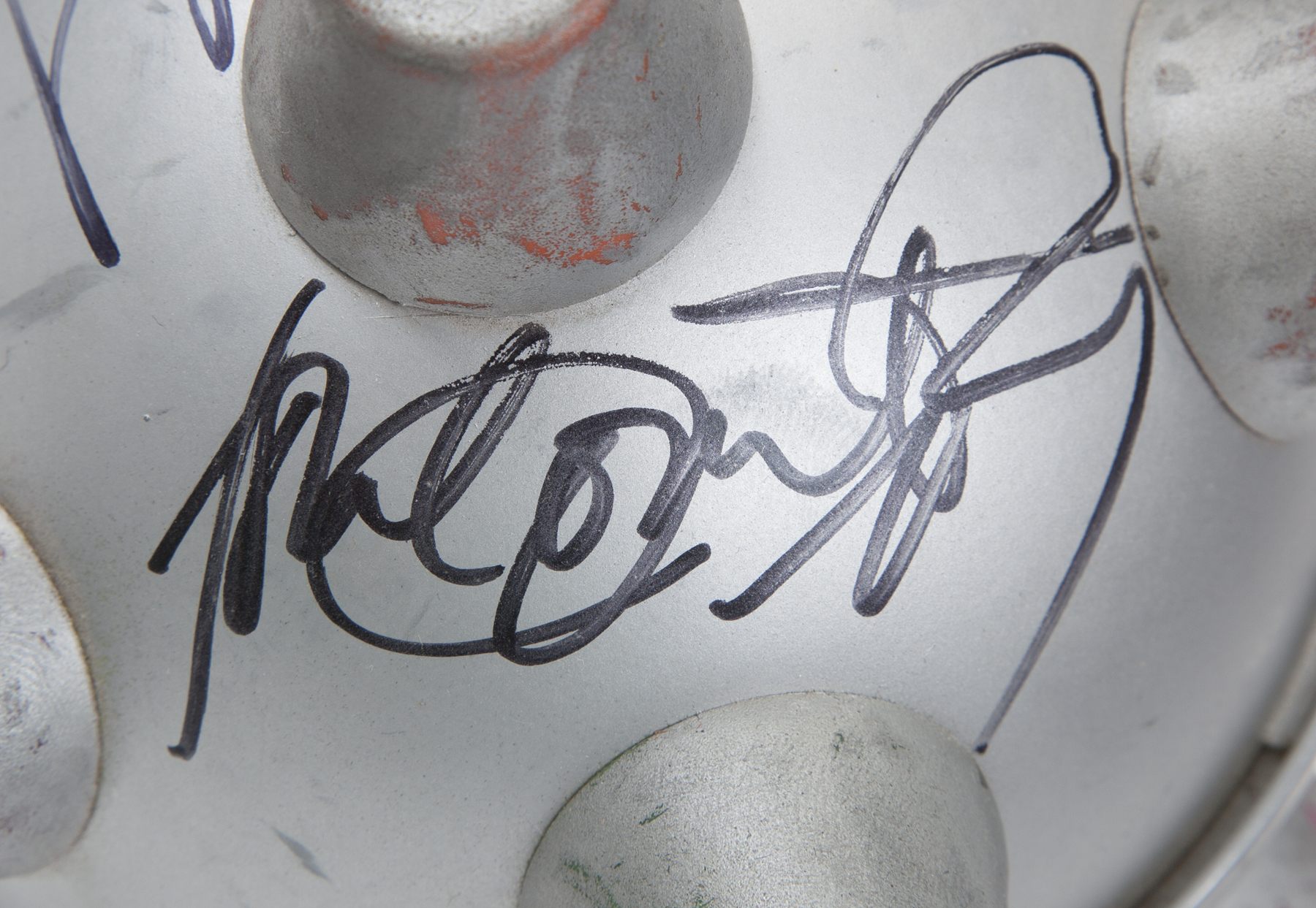 MICHAEL JACKSON SIGNED "SCREAM" PROP  A silver plastic and painted foam ball used and seen on screen - Image 3 of 4