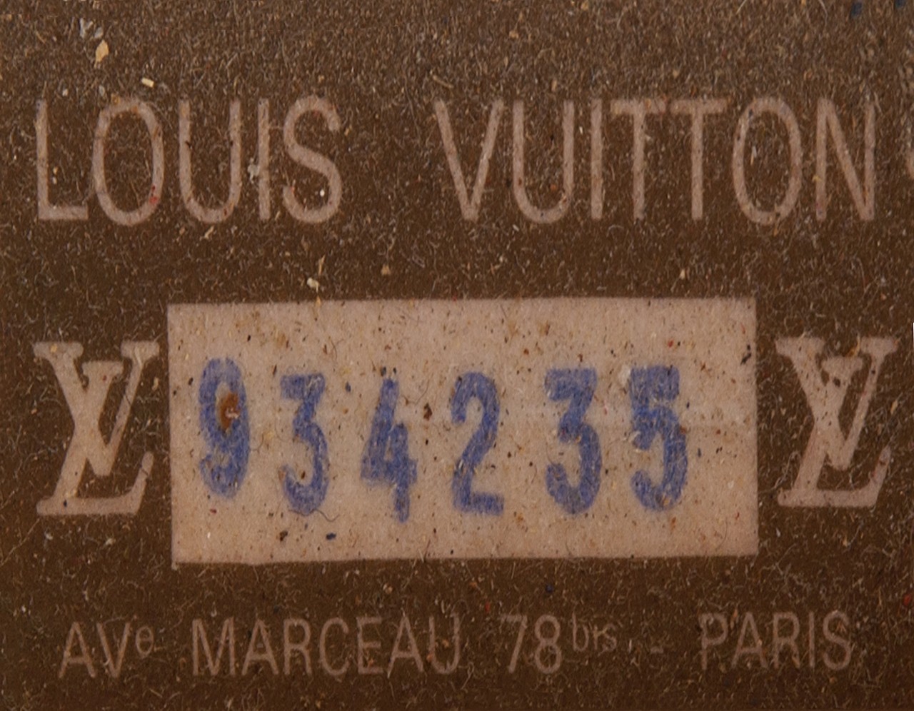 JOAN COLLINS LOUIS VUITTON TRAVEL CASE A square travel case, marked with serial number 934235. - Image 2 of 4